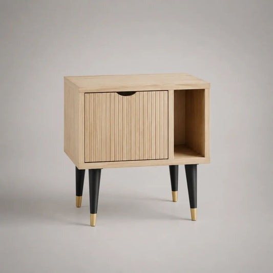 Comodino rettangolare in MDF effetto rovere naturale con anta scanalata, vano aperto e gambe nere, 60 x 40 x 60 cm